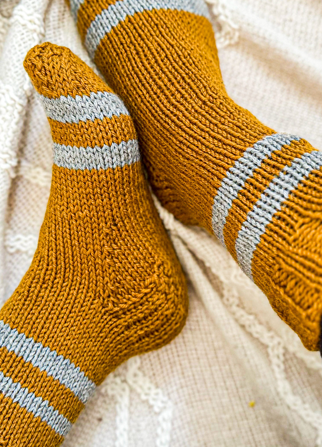 Cozy Home Socks Free Pattern x @julieannknitter